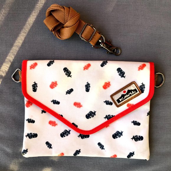 KAVU Crossbody Pouch w/removable Strap - Picture 2 of 6